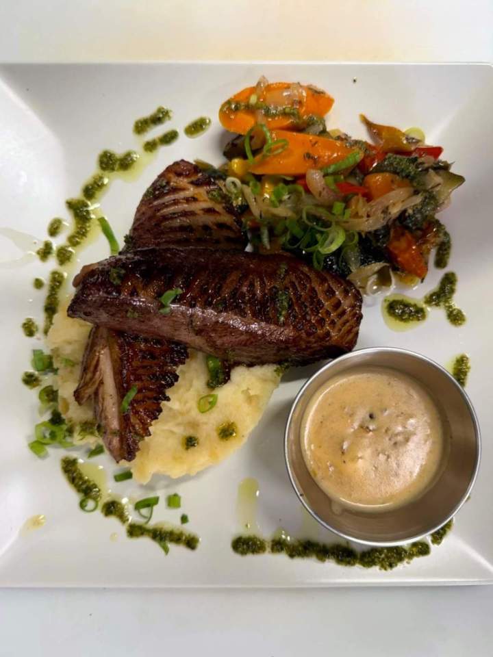 Pièces de viande et son lit de purée de pommes de terre L'Isle-sur-la-Sorgue