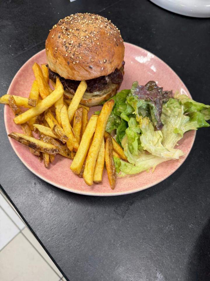 Burger, frites et salade L'Isle-sur-la-Sorgue