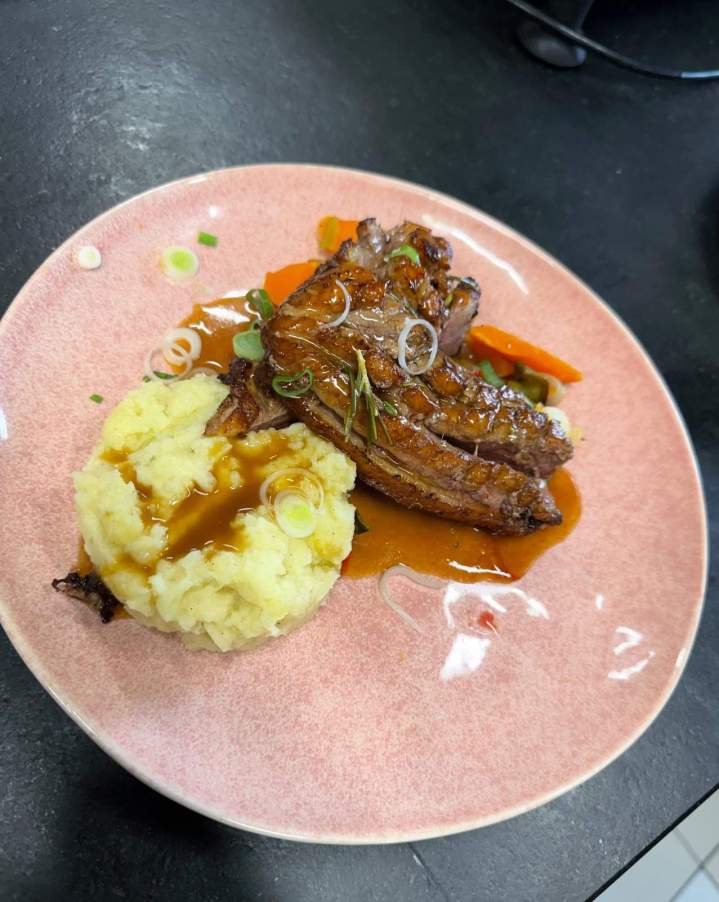 Viande rôtie et purée de pommes de terre L'Isle-sur-la-Sorgue