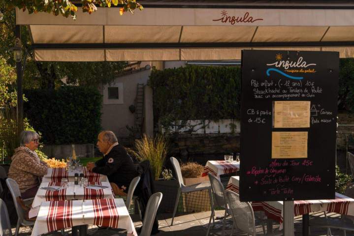 Restaurant Insula l'isle sur la sorgue terrasse au bord de l'eau