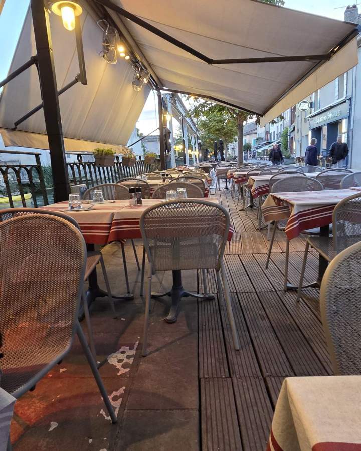 Terrasse restaurant paisible L'Isle-sur-la-Sorgue